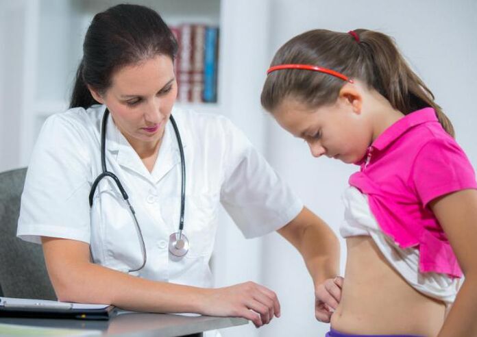 Un neno con sospeita dunha invasión helmíntica ao nomeamento dun médico